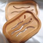 Porte-savon en bambou naturel sur un lavabo en marbre