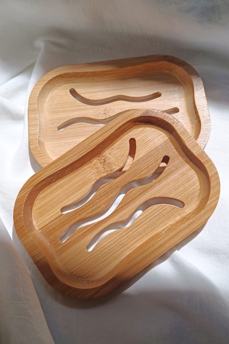 Porte-savon en bambou naturel sur un lavabo en marbre