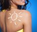 Crème solaire sur le bras d'une femme au soleil